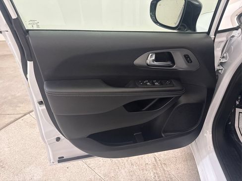 Used 2025 Chrysler Pacifica Select FWD image 32