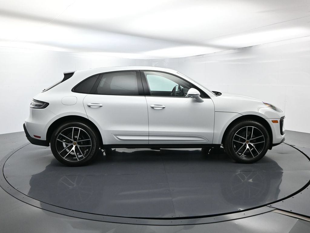 Certified 2025 Porsche Macan AWD/4WD image 16