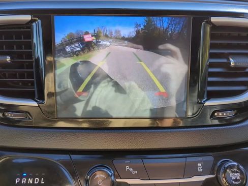 Used 2020 Chrysler Pacifica Touring-L FWD image 18