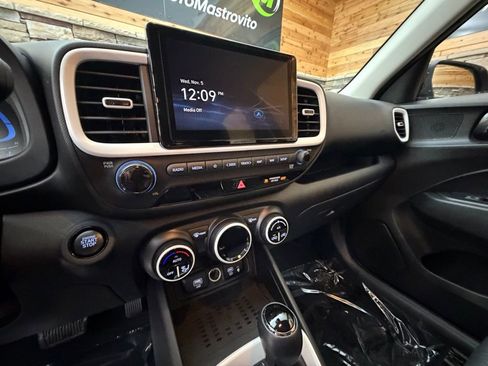 Used 2024 Hyundai Venue Limited image 18