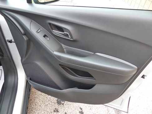 Used 2019 Chevrolet Trax LT w/ LT Convenience Package image 27