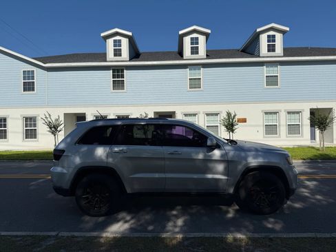 Used 2012 Jeep Grand Cherokee Laredo w/ Laredo E Group RWD image 4