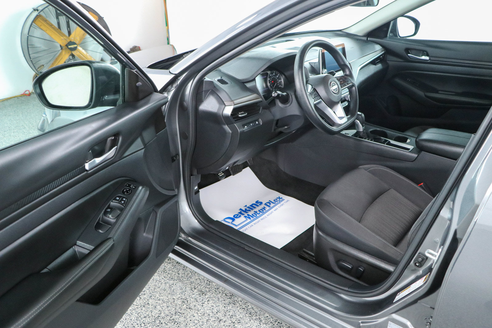 Used 2025 Nissan Altima 2.5 SV FWD image 3