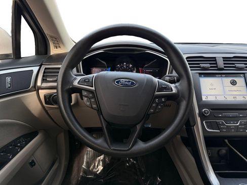 Used 2017 Ford Fusion SE image 12