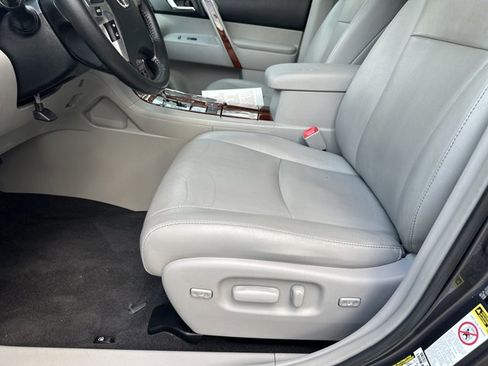 Used 2012 Toyota Highlander Limited w/ Tow Pkg image 9