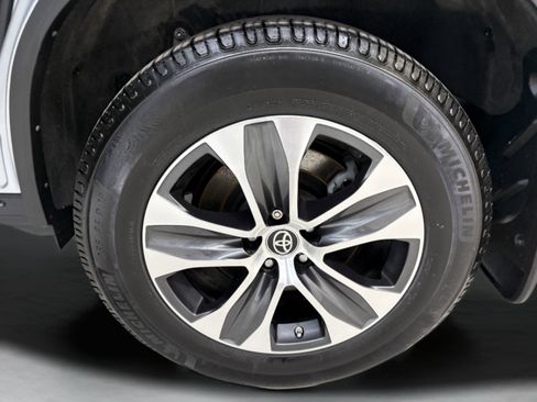 Used 2022 Toyota Highlander XLE AWD/4WD image 7