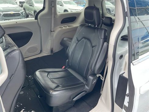 Used 2020 Chrysler Voyager Lxi image 23