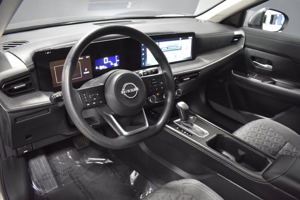 Used 2025 Nissan Kicks SV AWD/4WD image 4