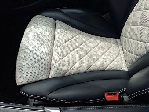 Used 2018 Mercedes-Benz GLC 300 4MATIC image 25