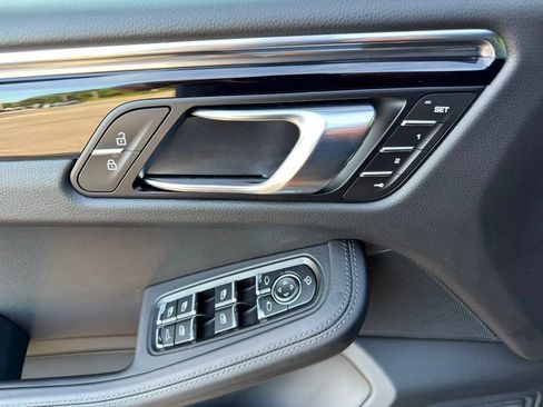 Certified 2026 Porsche Macan AWD/4WD image 7