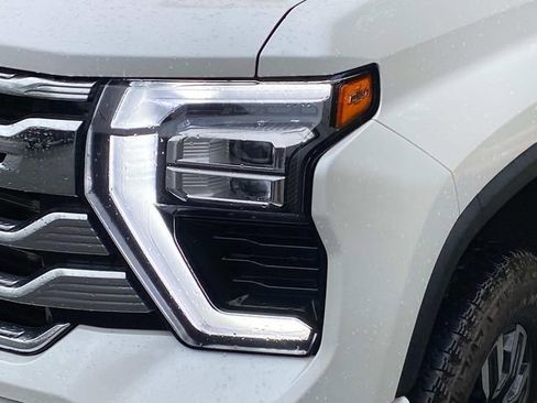 Used 2024 Chevrolet Silverado 2500 High Country w/ High Country Premium Package AWD/4WD image 5