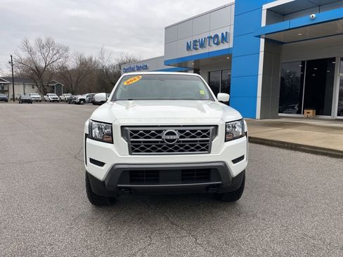 Used 2023 Nissan Frontier SV image 2