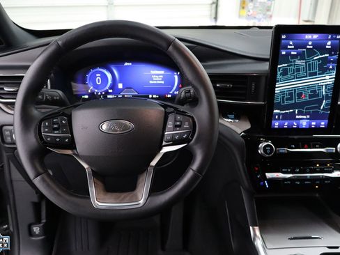 Certified 2023 Ford Explorer Platinum w/ Technology Package RWD image 19