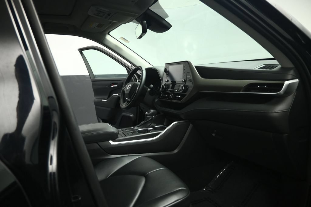 Used 2021 Toyota Highlander XLE AWD/4WD image 57