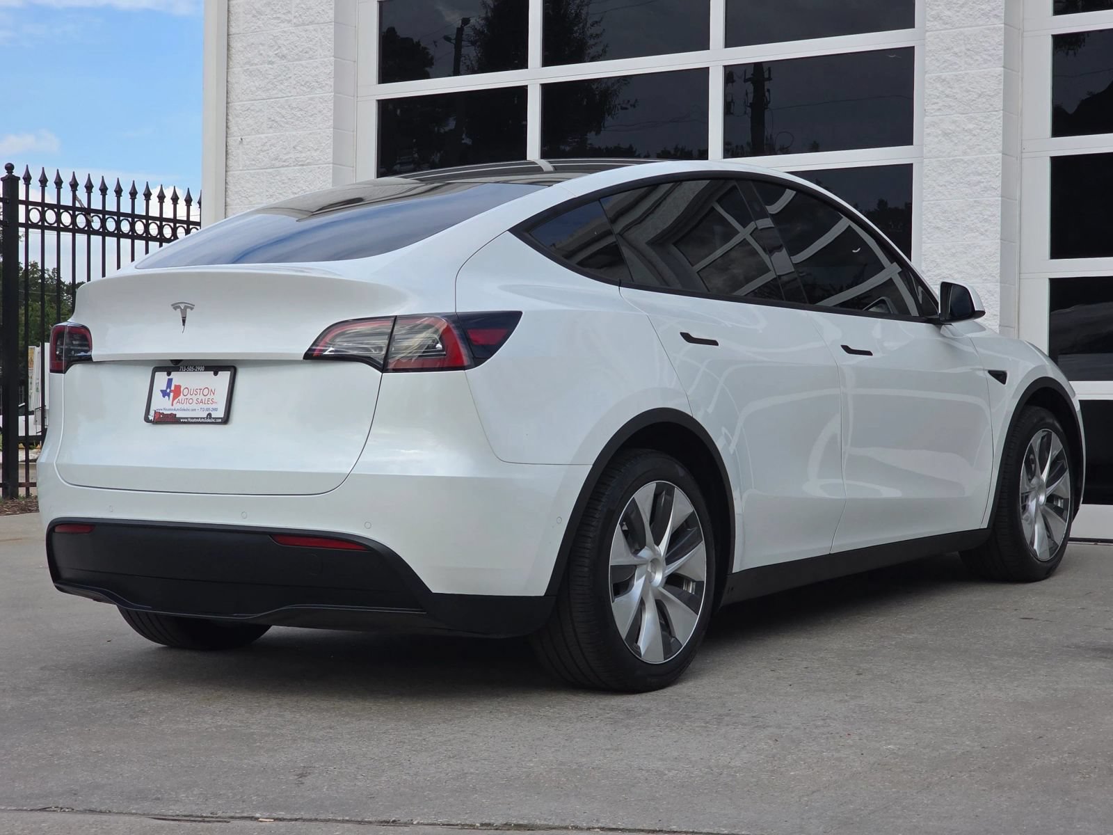 Used 2022 Tesla Model Y Long Range AWD/4WD image 3