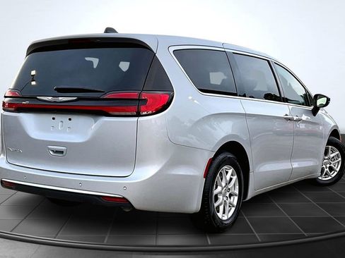 Used 2024 Chrysler Pacifica Touring-L image 13