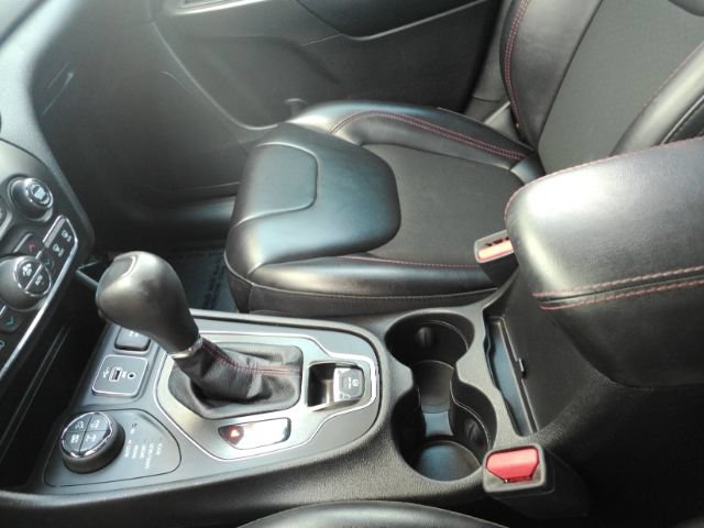 Used 2020 Jeep Cherokee Trailhawk AWD/4WD image 38