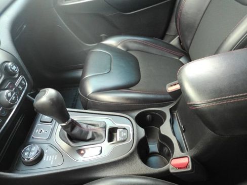 Used 2020 Jeep Cherokee Trailhawk AWD/4WD image 38