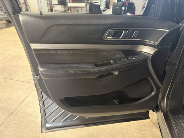 Used 2018 Ford Explorer XLT w/ XLT Appearance Package AWD/4WD image 39