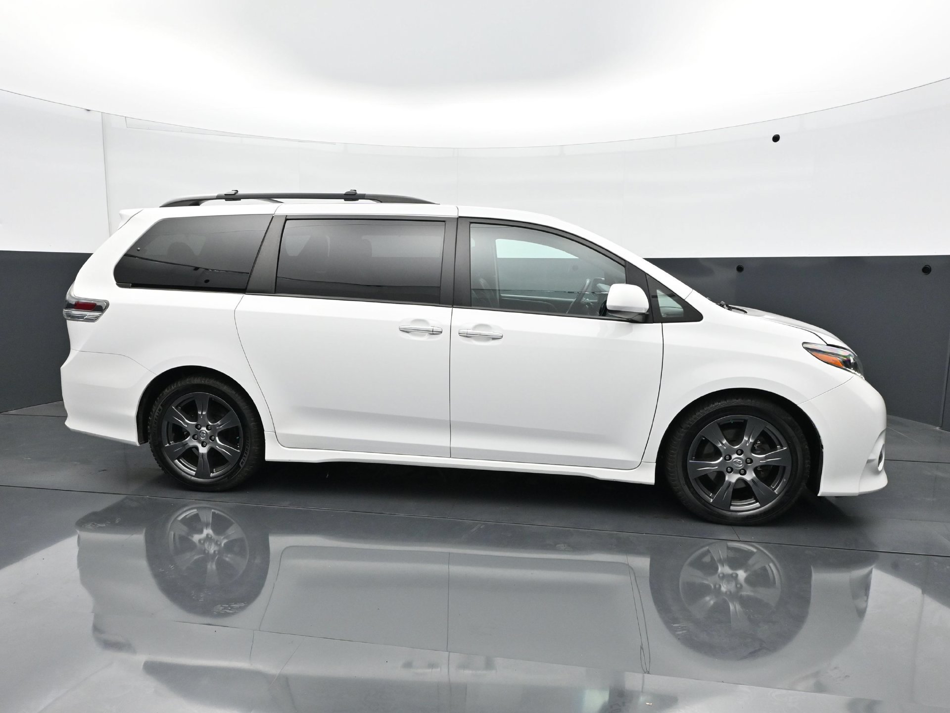 Used 2017 Toyota Sienna SE w/ SE Preferred Package FWD image 8