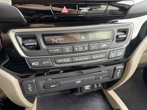 Used 2016 Honda Pilot Touring image 32