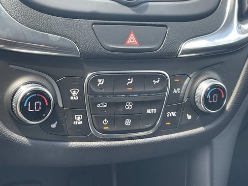 Used 2018 Chevrolet Equinox LT FWD image 21