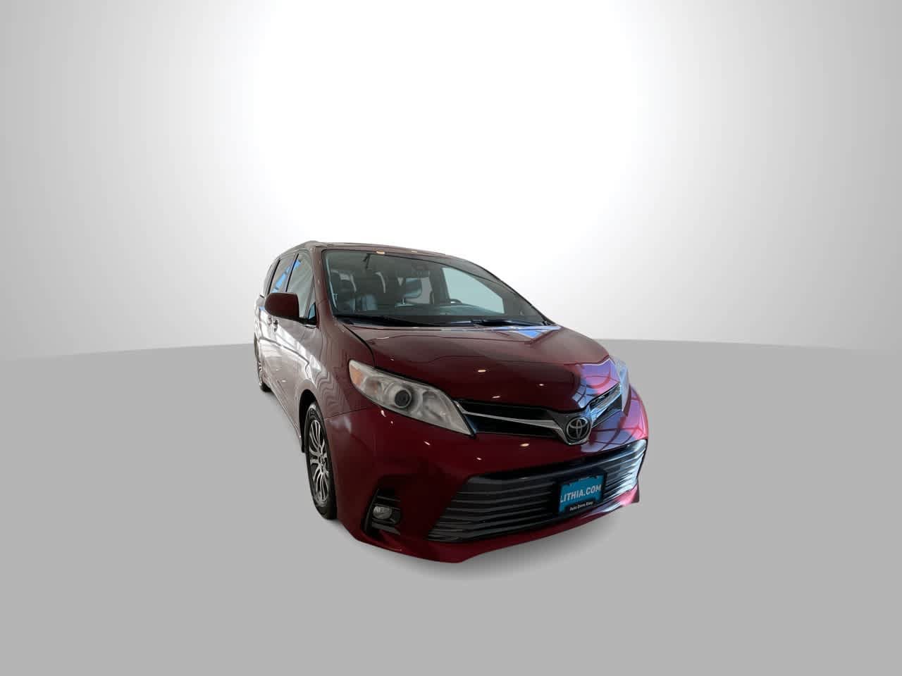 Used 2018 Toyota Sienna XLE FWD image 2