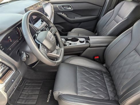 Used 2025 Nissan Rogue Platinum image 31