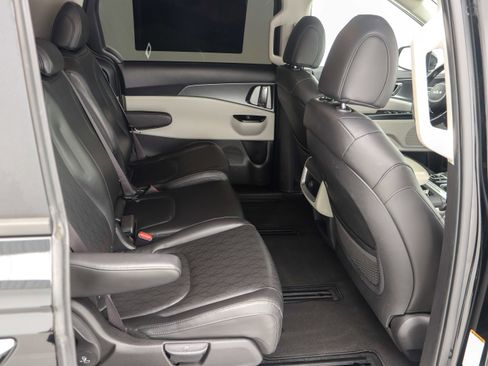 Used 2022 Kia Carnival LX image 12