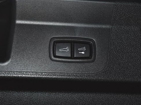 Used 2023 Porsche Panamera 4 Platinum Edition image 32