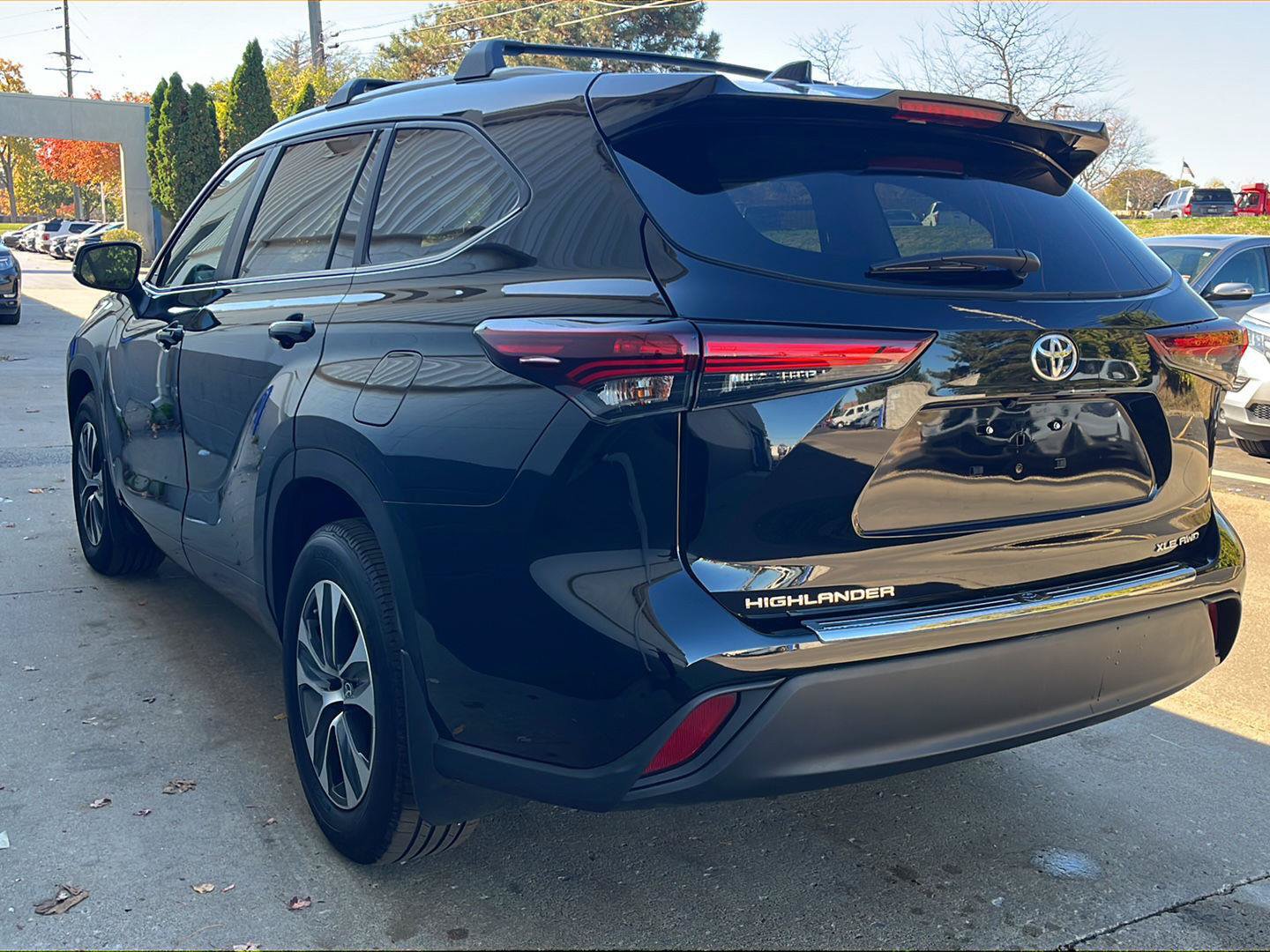 Used 2024 Toyota Highlander XLE AWD/4WD image 32