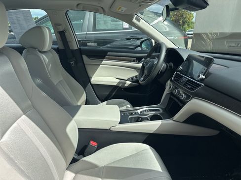 Used 2018 Honda Accord EX image 45