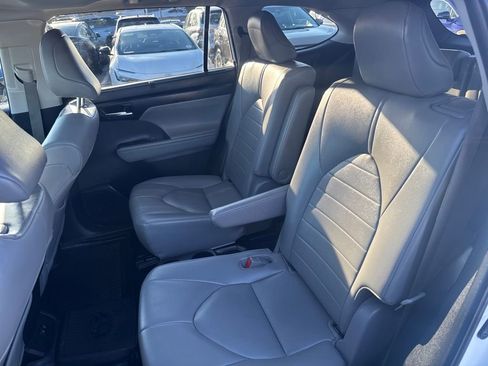 Used 2021 Toyota Highlander XLE image 41