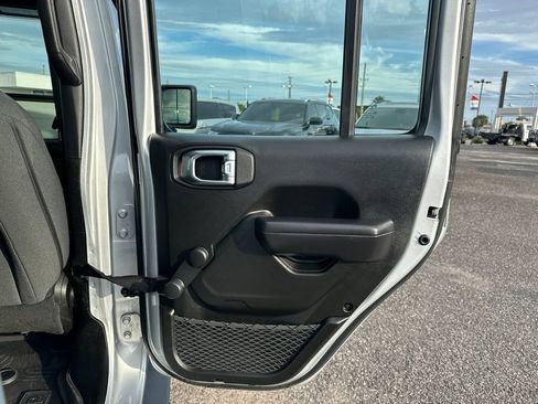 Used 2024 Jeep Gladiator Sport AWD/4WD image 16