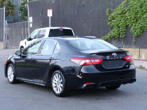 Used 2018 Toyota Camry SE FWD image 8