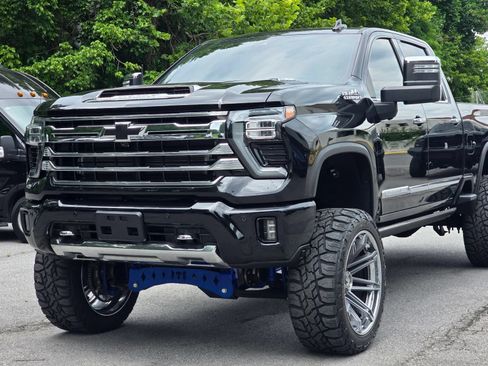 Used 2024 Chevrolet Silverado 2500 High Country w/ Technology Package AWD/4WD image 2