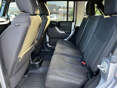 Used 2018 Jeep Wrangler Unlimited Sahara w/ Connectivity Group image 16