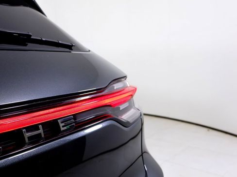 Certified 2024 Porsche Macan image 12