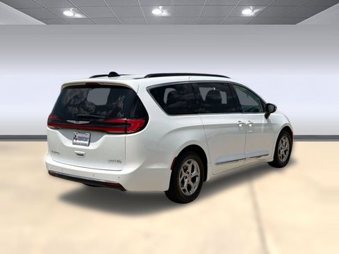 Used 2023 Chrysler Pacifica Limited FWD image 9
