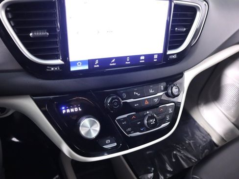 Used 2024 Chrysler Pacifica Touring-L FWD image 15