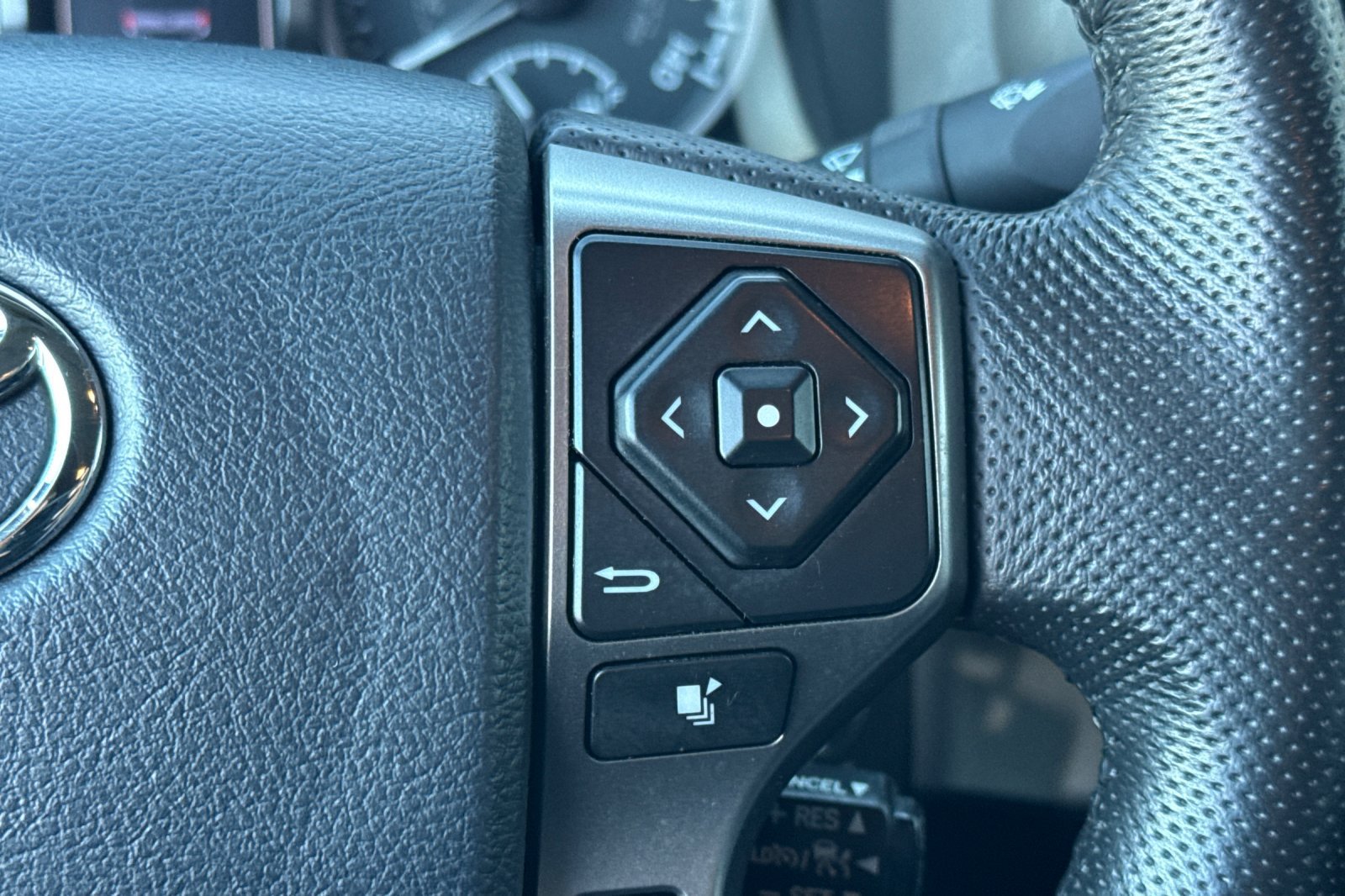 Used 2020 Toyota Tacoma SR5 RWD image 24