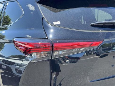 Used 2021 Toyota Highlander XLE AWD/4WD image 11