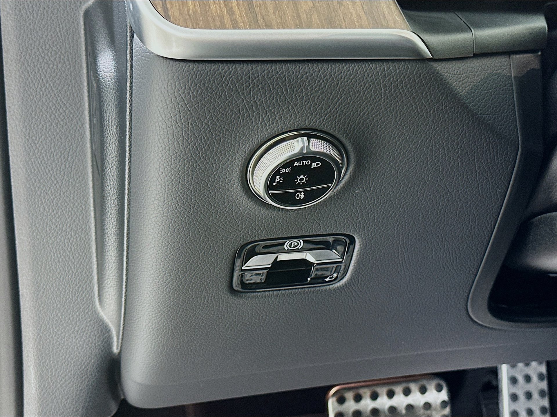 Used 2025 Mercedes-Benz GLC 300 4MATIC image 11