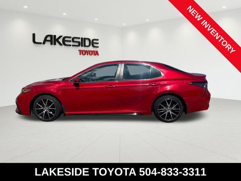 Used 2022 Toyota Camry SE FWD image 2