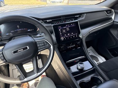 Used 2024 Jeep Grand Cherokee Altitude image 14