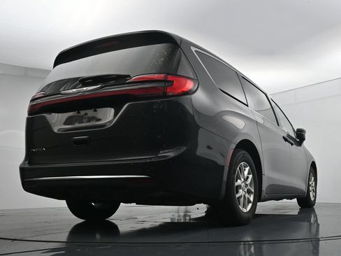 Used 2023 Chrysler Pacifica Touring-L FWD image 22