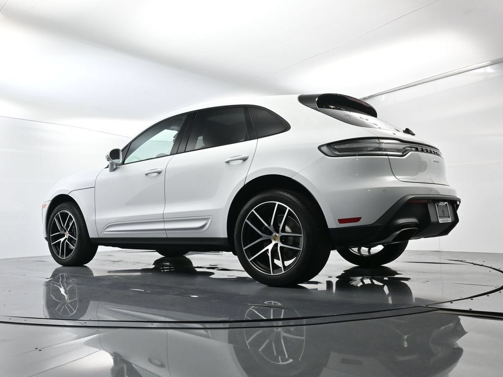 Certified 2025 Porsche Macan AWD/4WD image 43
