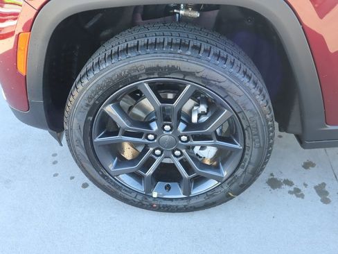 New 2025 Jeep Grand Cherokee Limited image 18