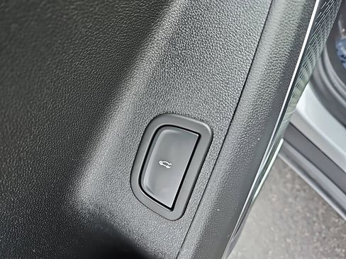 Used 2025 GMC Acadia Elevation image 11