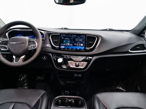 Used 2025 Chrysler Pacifica Select FWD image 10